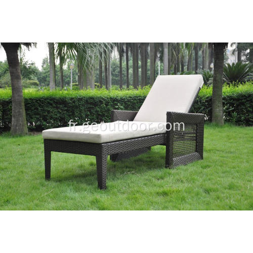 rotin de plage populaire tissant une chaise longue